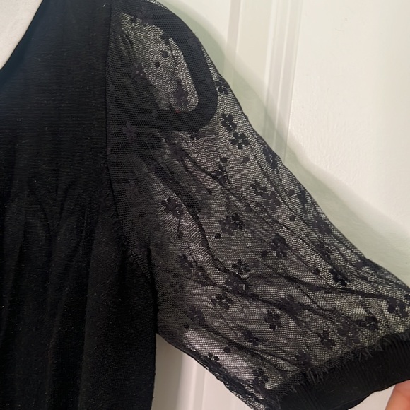 Size L short ruffle sleeve Black knitted shirt with white collar - Picture 5 of 5